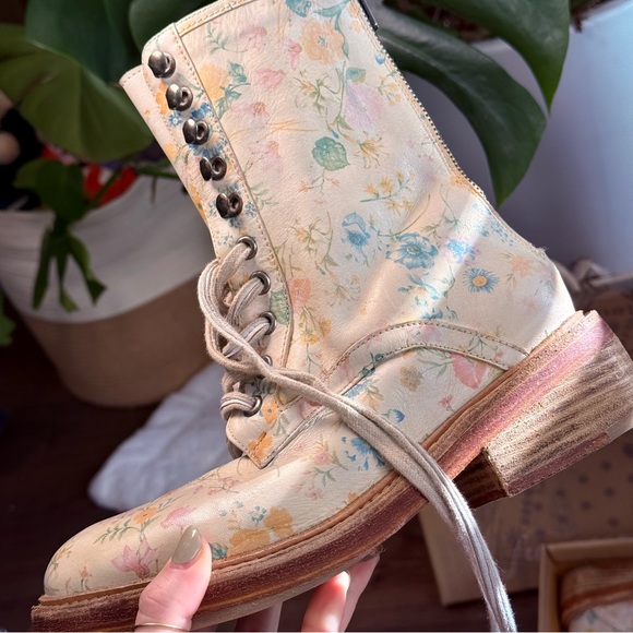 Pre-owned Free People Santa Fe Lace up Boot in Ivory Floral Worn Once US Size 7 - Picture 7 of 11